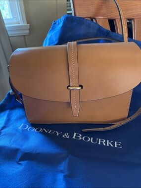 Dooney & Bourke Alto Carolena
Crossbody Flap Leather